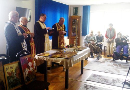 Icoane oferite de preoţi Centrului Rezidenţial pentru Persoane Vârstnice din Făgăraş