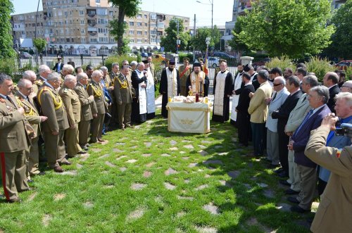 Slujba Parastasului la monumentul eroilor de la Catedrala Episcopală din Deva