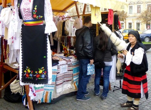 Creaţii autentice ale meşterilor populari, la târgul din Cluj-Napoca