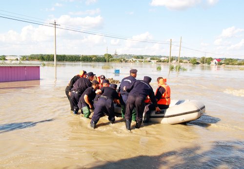 Zeci de familii evacuate din calea apelor