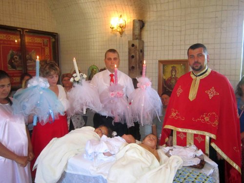 Mamă cu trei copii, botezaţi în credinţa ortodoxă