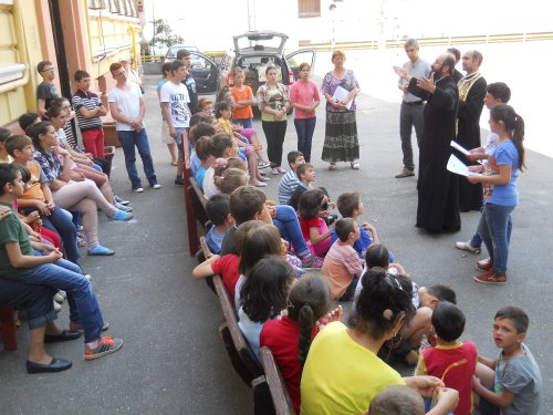 Activităţi filantropice cu elevii din Arhiepiscopia Sibiului