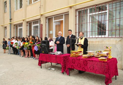 Parohiile din cartierul Valea Aurie au oferit premii şcolarilor