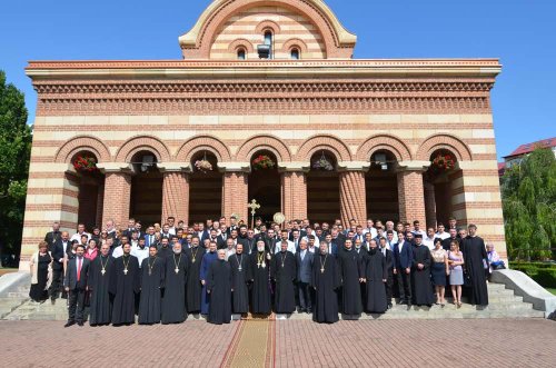 Absolvenţii Facultăţii de Teologie din Târgovişte au depus jurământul