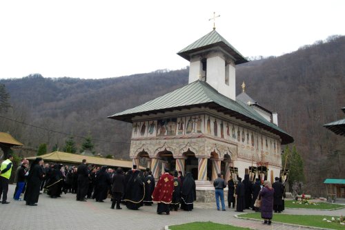 Mănăstirea Lainici se pregăteşte de praznic