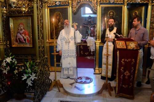 Sfântă Liturghie arhierească şi sfinţire de casă parohială la Biserica „Sfântul Pantelimon“ din Iaşi