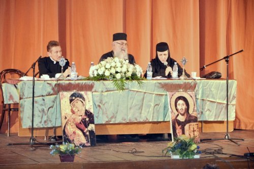 Arhimandritul Zaharia Zaharou conferenţiază la Deva