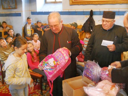 Ghiozdane şi rechizite oferite copiilor din judeţul Sibiu