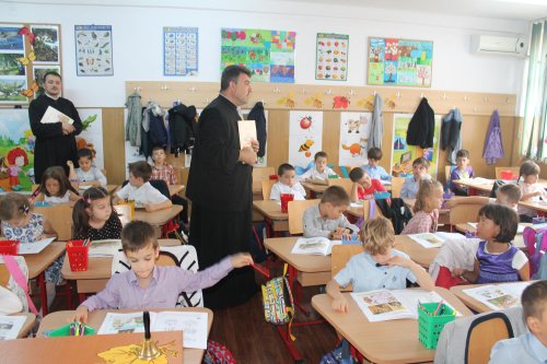 Fişe pentru ora de religie oferite în dar elevilor din clasele pregătitoare