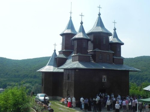 Hramuri închinate sărbătorii Acoperământului Maicii Domnului, în Moldova