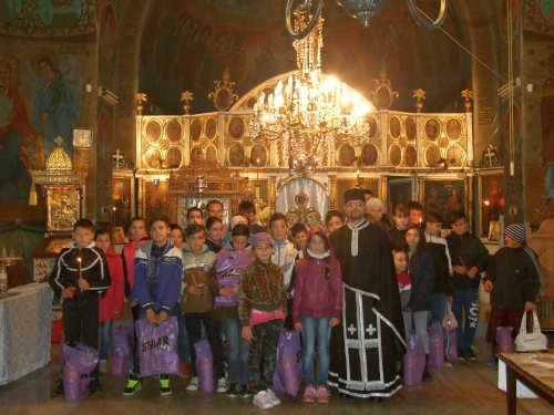 Parohia Târgșoru Vechi a oferit daruri pentru 40 de familii defavorizate  