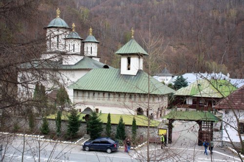 Biserici şi mănăstiri oltene în haină de praznic