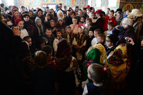 Glasurile copiilor din Moldoviţa au slăvit Naşterea Domnului
