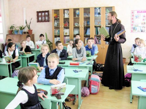 500.000 de elevi din clasa a IV-a participă la orele de religie ortodoxă în Rusia