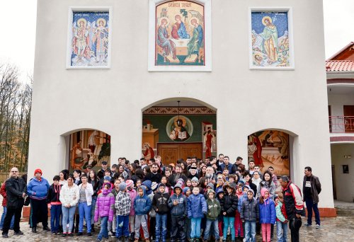 Tineri pelerini la Mănăstirea Timișeni-Șag