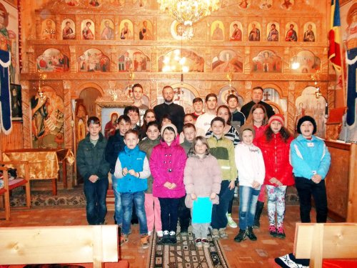 Activități cu copii în biserica din Gădălin