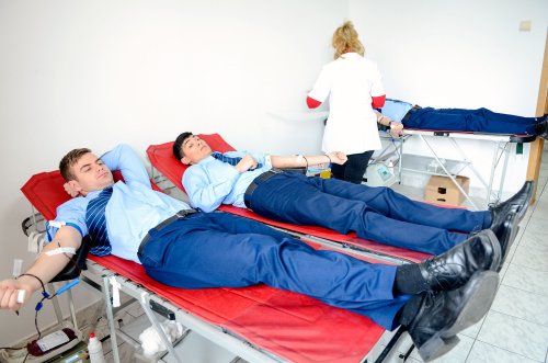 80 de viitori polițiști au donat sânge la Câmpina