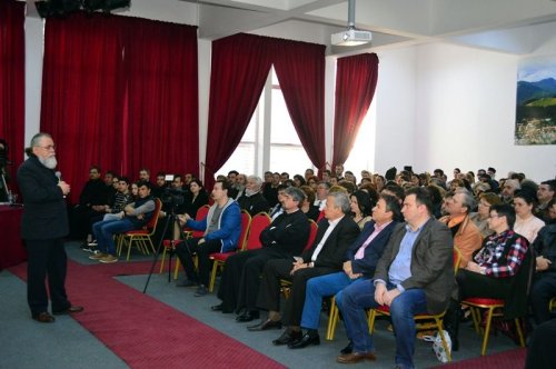 Profesorul Cornel Constantin Ciomâzgă a conferenţiat la Moineşti
