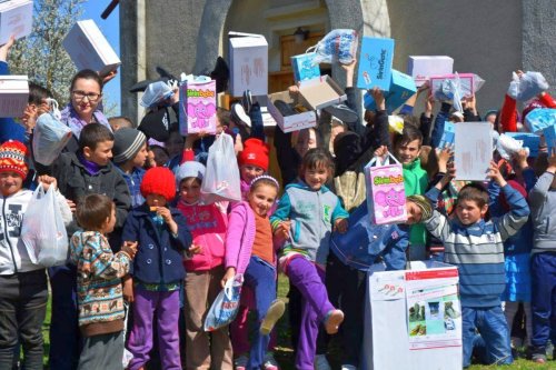 Încălţăminte nouă pentru 50 de copii din Parohia Doroşcani