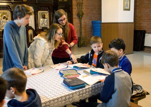 24 de copii învaţă la biserică limba engleză gratuit