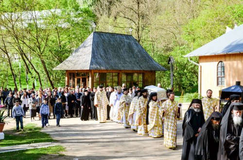 Racla nouă cu moaștele Sfântului Nectarie a ajuns la Mănăstirea Izbuc
