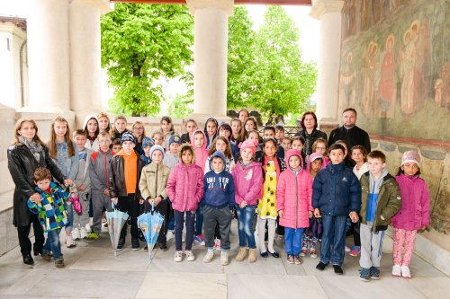 Excursie-pelerinaj pentru 40 de copii din Ploieşti, cazuri sociale