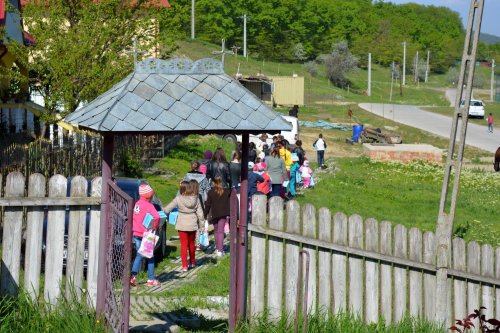 57 de copii din Stânca-Roznovanu au primit încălţăminte nouă