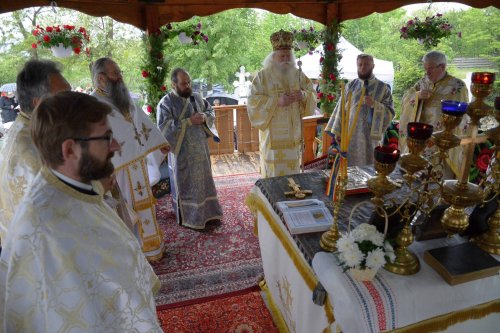 Mii de oameni în jurul Sfântului Altar, la Andrieşeni