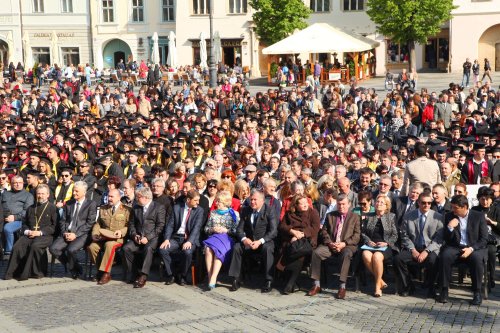 Festivitate de absolvire „Gaudeamus” în Piața Mare din Sibiu