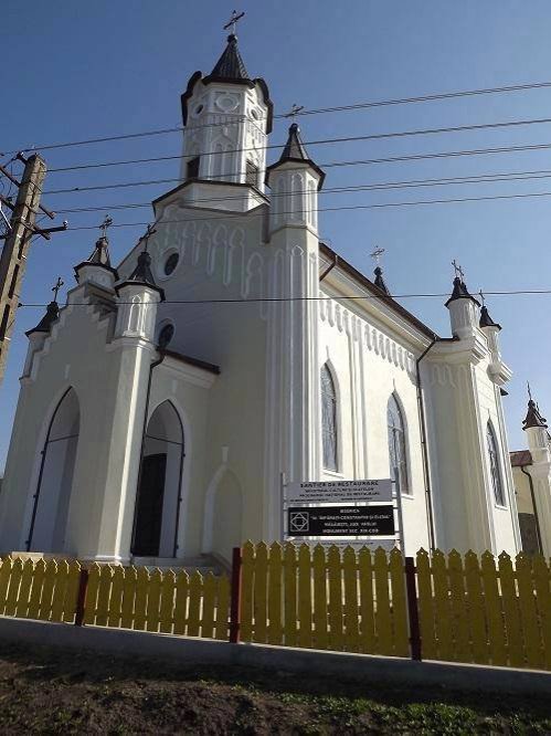 Două biserici din Eparhia Huşilor vor fi resfinţite