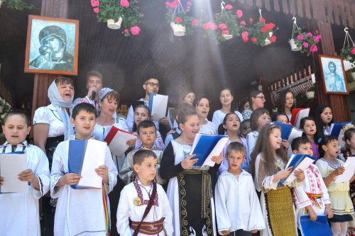 Tineri și copii prezenți la Festivalul internațional „Porțile poeziei” Caraș-Severin