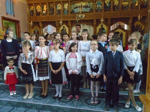 Eroii neamului, cinstiţi de copii la Biserica „Naşterea Domnului” din Cluj-Napoca