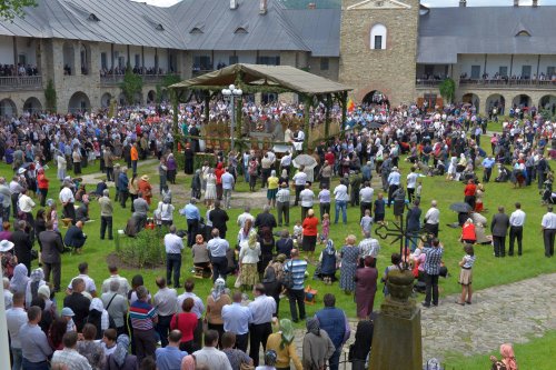 Mănăstirea Neamţ şi-a sărbătorit hramul în prezenţa a mii de credincioşi