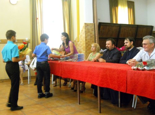Daruri pentru elevii premianţi oferite de parohiile din Comăna, județul Brașov, în cadrul parteneriatului cu şcoala din localitate