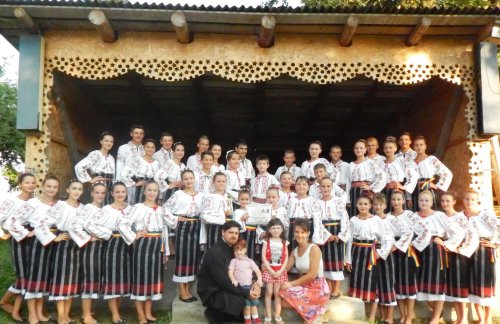 Tradiţiile populare, promovate prin dans de tinerii din Negreni