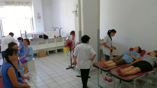 100 de persoane au donat sânge la Mizil