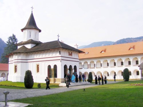 Tabără de pictură pe sticlă la Mănăstirea „Brâncoveanu” 