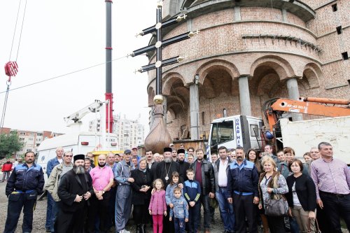 A fost fixată crucea pe Catedrala Episcopală din Baia Mare