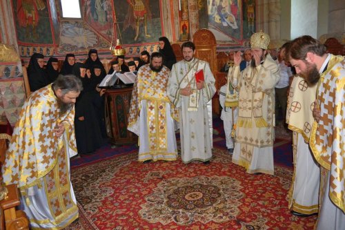 Slujbă arhierească la Mănăstirea Dragomirna