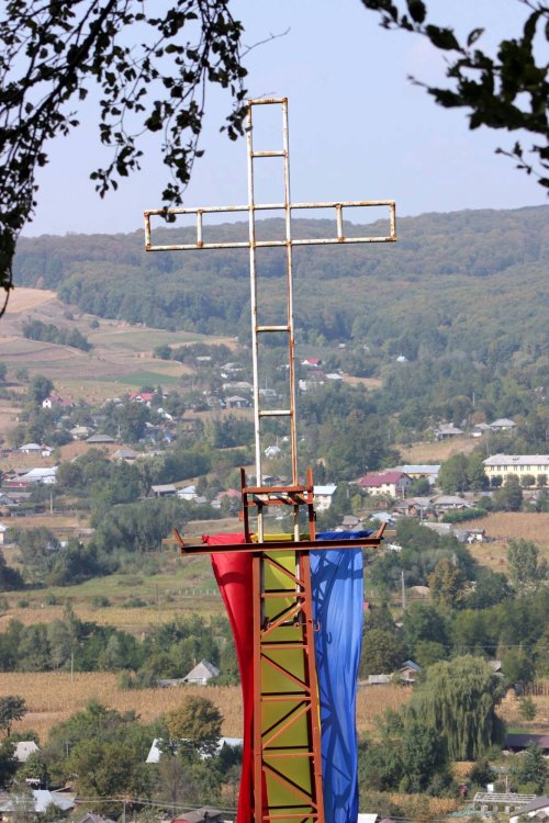 Rugăciuni pentru ploaie înălţate la crucea care străjuieşte satul Dolheştii Mici