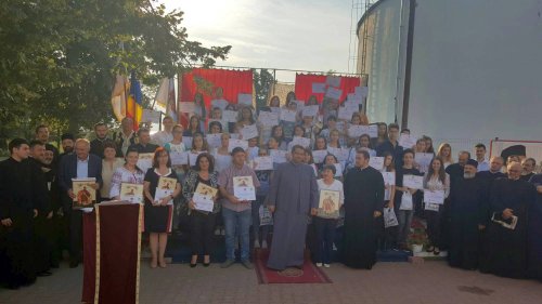 Premii şi binecuvântare pentru elevii romaşcani