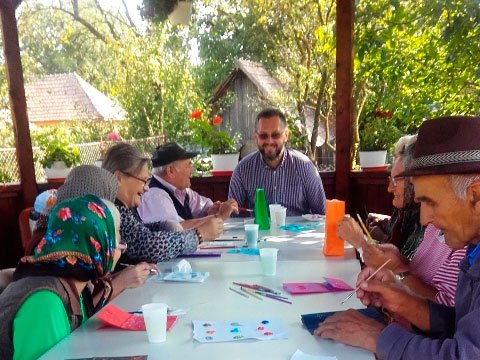 Activităţi cu vârstnicii la Centrul „Sfântul Nicolae” din Mociu, Cluj