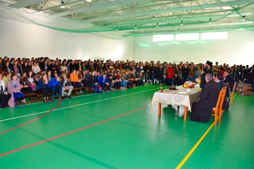 Şase sute de elevi au audiat conferinţa părintelui Mihail Daniliuc, la Vicovu de Sus