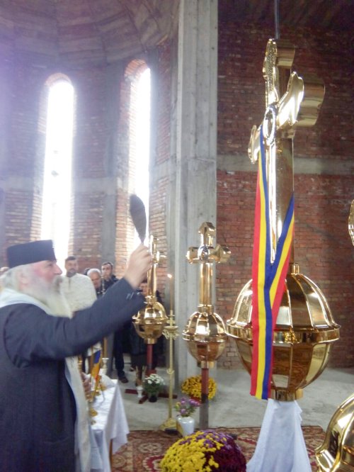 Sfinţirea crucilor bisericii în Parohia Sânpetru Mare