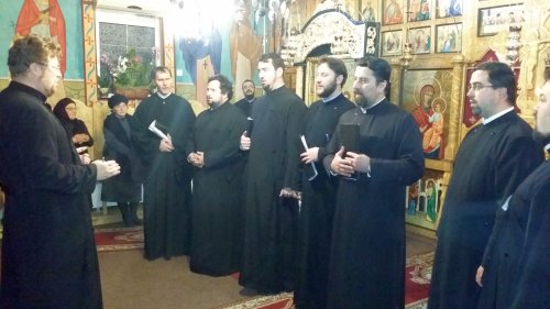 Corul preoţilor din Protoieria Fălticeni a colindat vârstnicii de la Căminul de bătrâni „Sfântul Apostol Andrei“