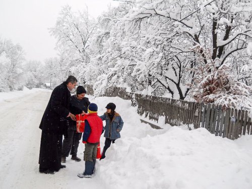 Persoanele afectate de ger, ninsori și viscol, ajutate de preoți