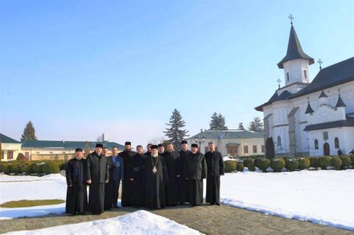 Întrunirea Comisiei pentru analiza hotărârilor consistoriilor eparhiale din Mitropolia Moldovei şi Bucovinei 