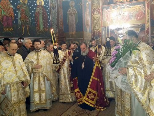Liturghie arhierească la Biserica „Sfinţii Împăraţi Constantin şi Elena“ din Bacău