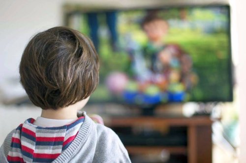 Fără televizor înainte de împlinirea vârstei de 3 ani