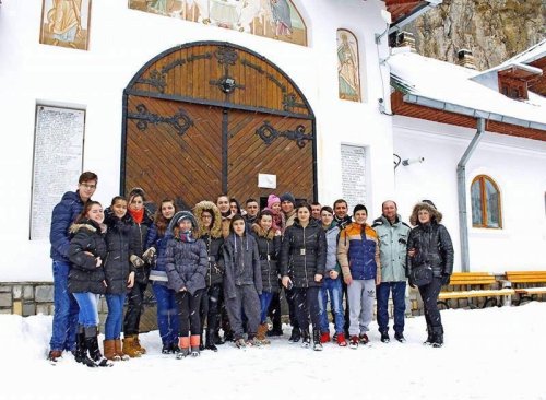 Tineri în pelerinaj  la Mănăstirea  Peștera-Dâmbovița